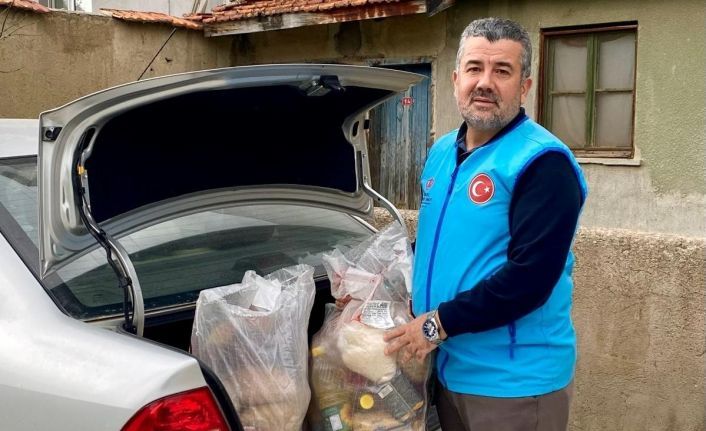 Hisarcık’ta fedakâr imam kapı kapı dolaşıp ihtiyaç sahiplerine yardım ulaştırıyor