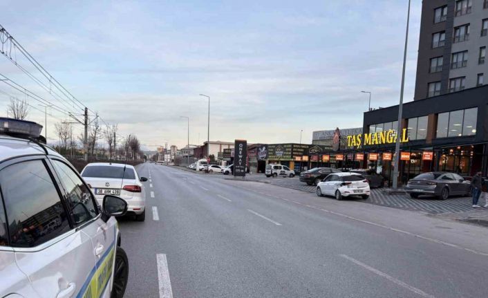 İki otomobil ve tramvayın karıştığı kazada 2 kişi yaralandı