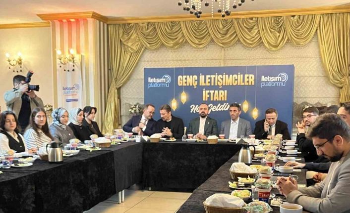 İstanbul’da iletişim fakültesi öğrencileri AK Parti’nin düzenlediği iftarda buluştu