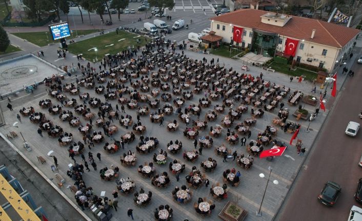 Kasapoğlu ve Vali Özkan vatandaşlarla iftarda buluştu