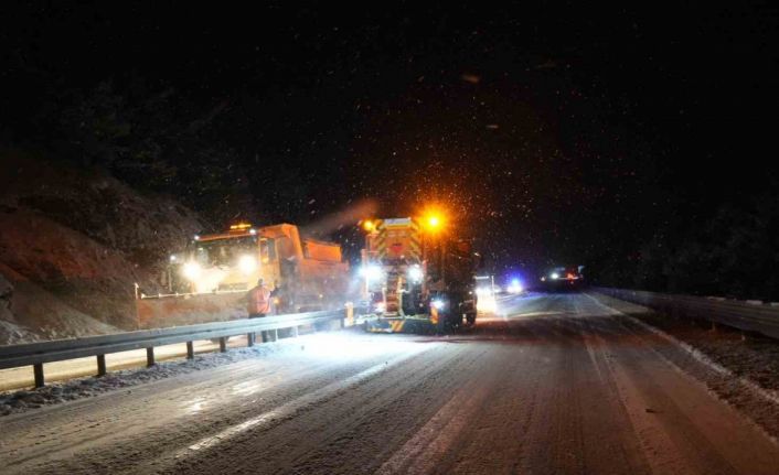 Kastamonu’da yoğun kar yağışı: Araçlar yolda mahsur kaldı