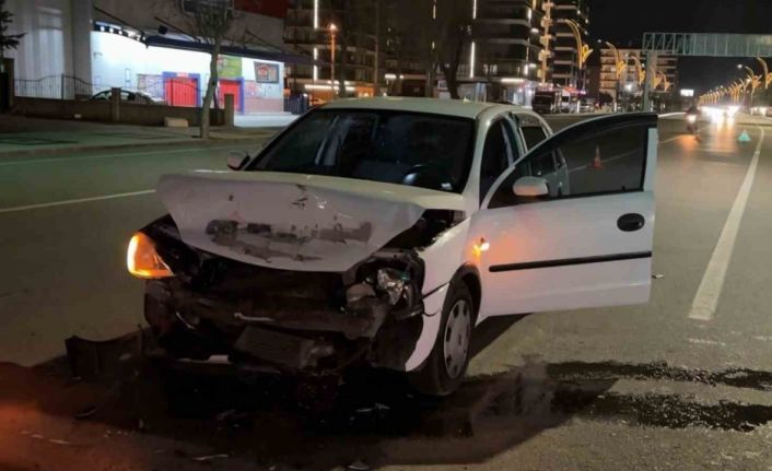 Kırmızı ışıkta bekleyen otomobile arkadan çarptı: 1 yaralı