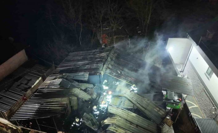 Kocaeli’de 2 katlı evin çatısı alevlere teslim oldu