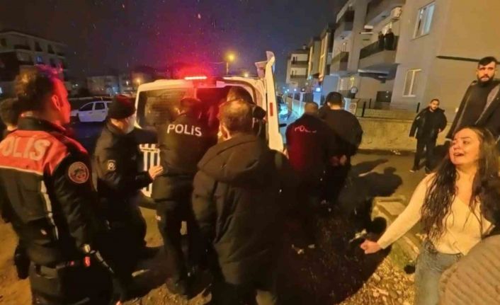 Komşuların gürültü tartışması tabanca ve bıçaklı kavgaya dönüştü: 7 gözaltı
