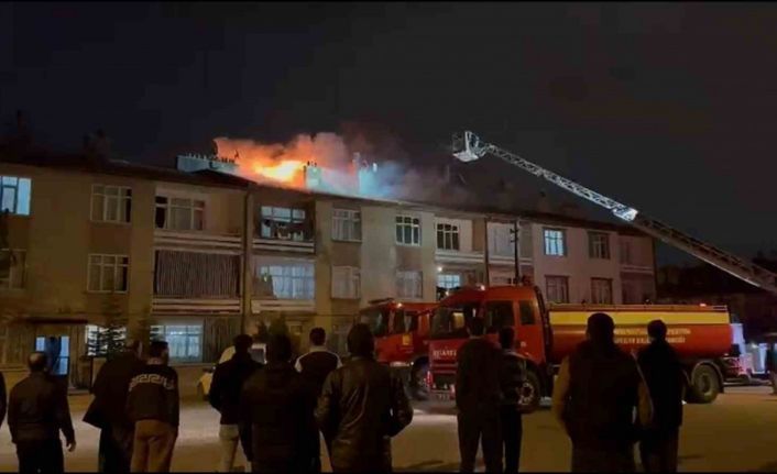 Konya’da 3 katlı apartmanın çatısında yangın paniği