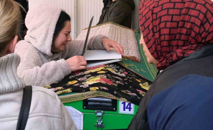 Küçük Öykü, gözyaşları arasında toprağa verildi