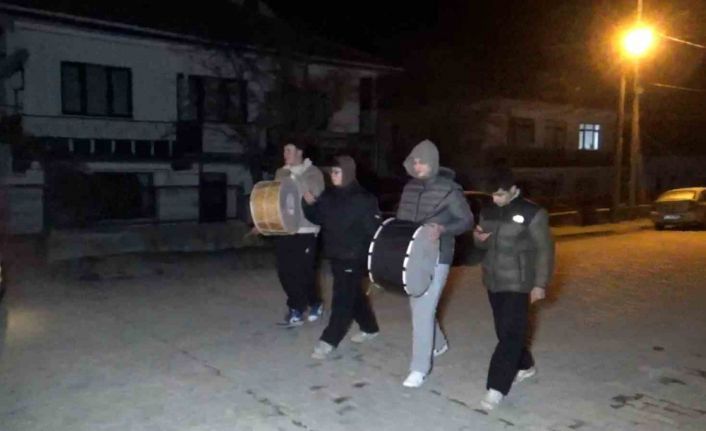 Liseliler davul çalarak sahura kaldırıyor: "Bahşişleri bol bol hazırlayın"