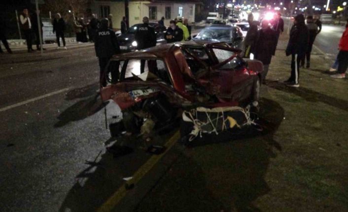 Malatya’da otomobilin çarptığı TOFAŞ kağıt gibi ezildi: 3 yaralı