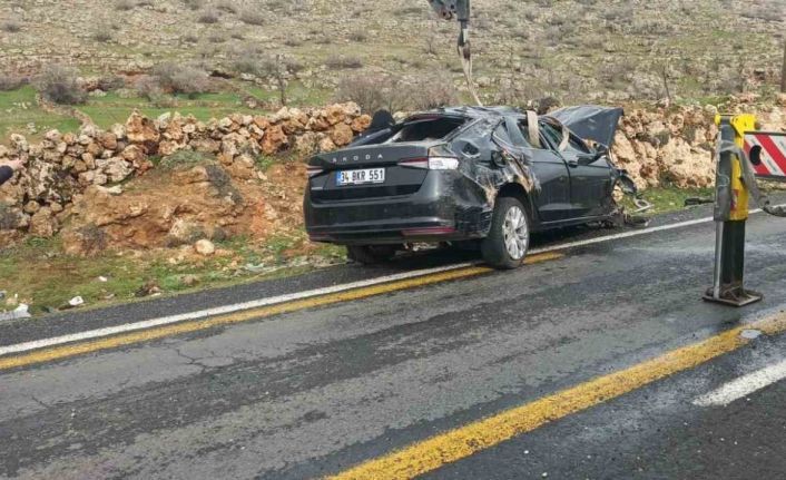 Mardin’de kontrolden çıkan otomobil takla attı: 3 yaralı