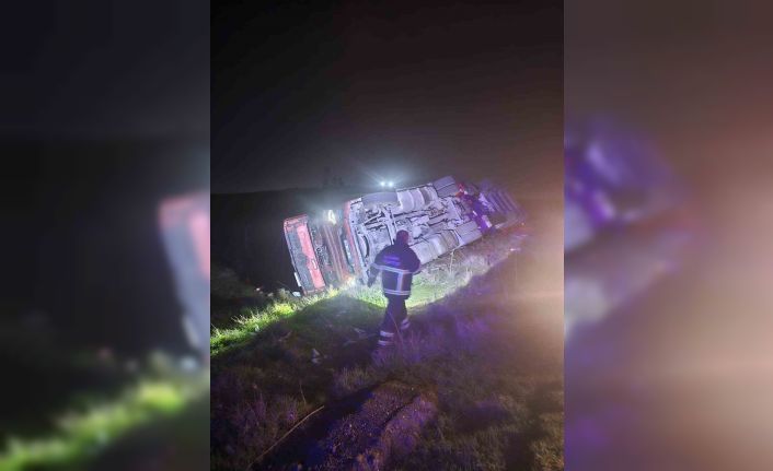 Mardin’de tır devrildi: 1 yaralı