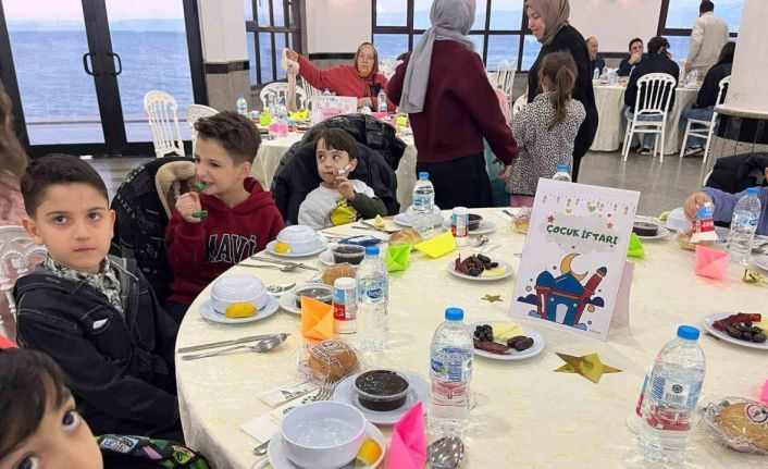 Merih Demiral’dan ilkokul öğretmenine jest