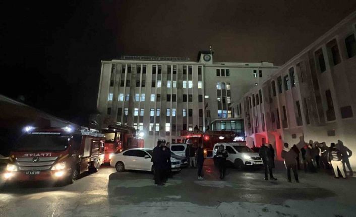 Mersin’de emniyetin ek binasında çıkan yangın büyümeden söndürüldü