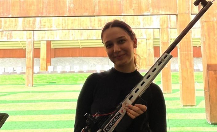 Milli sporcu kendi rekorunu kırarak zirveye çıktı