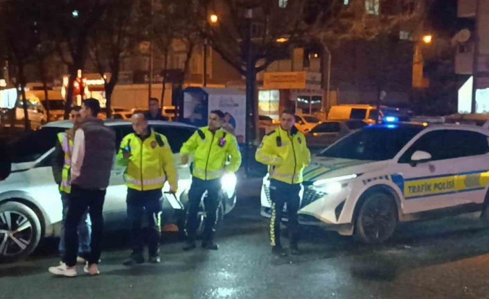 Önce yayaya ardından park halindeki araca çarpıp kaçtı