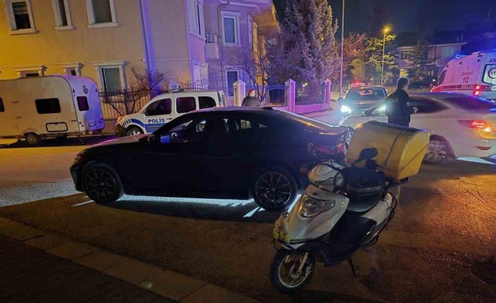 Önüne araç çıkınca motosikleti deviren kurye yaralandı