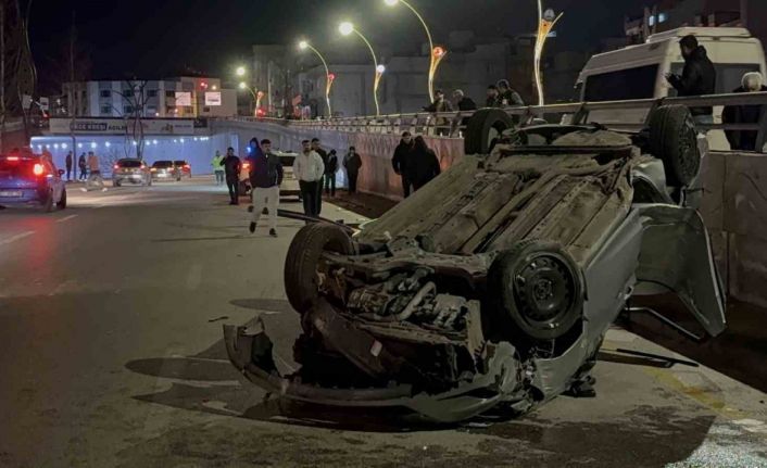 Refüjdeki direğe çarparak karşı şeride geçen otomobil takla attı: 2 yaralı