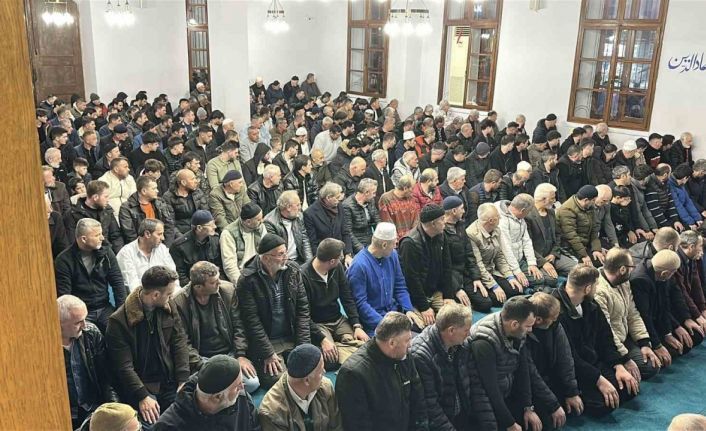 Sakarya’da Kadir Gecesi’nde vatandaşlar camilere akın etti