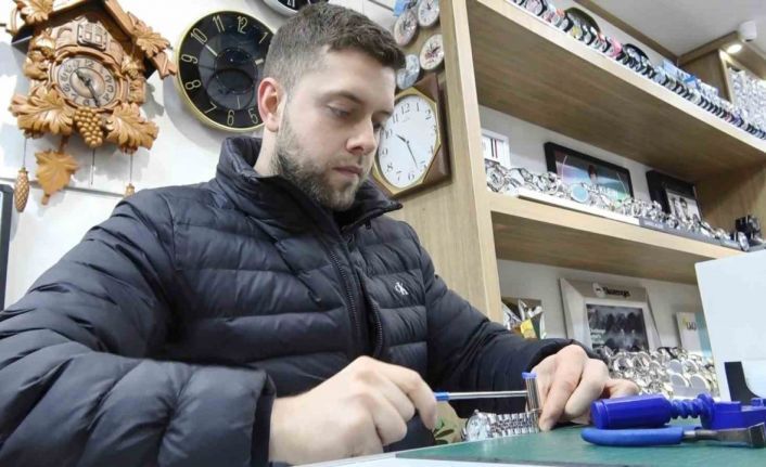 Samsun’un en genç saat tamircisi, zamana ayar veriyor
