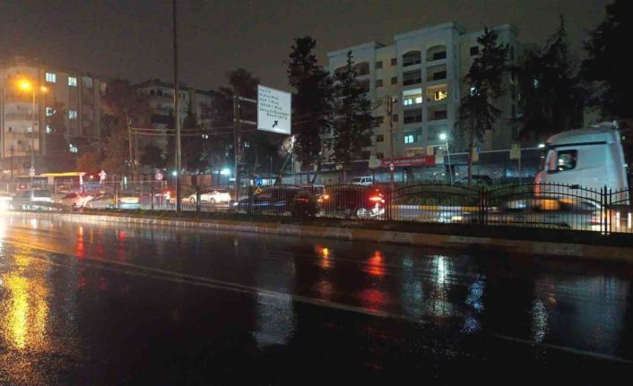 Şanlıurfa’da kısa süreli sağanak hayatı olumsuz etkiledi