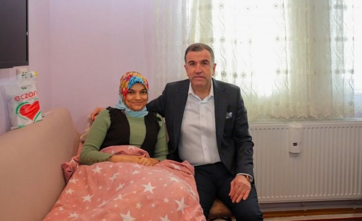 Sosyal medya üzerinden pasta-börek satarak geçimini sağlayan aileye Vali Eldivan’dan moral ziyareti