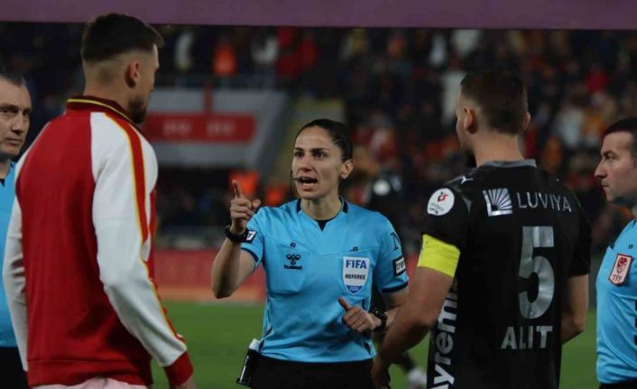 Süper Lig’de 22 yıl sonra kadın hakem düdük çaldı
