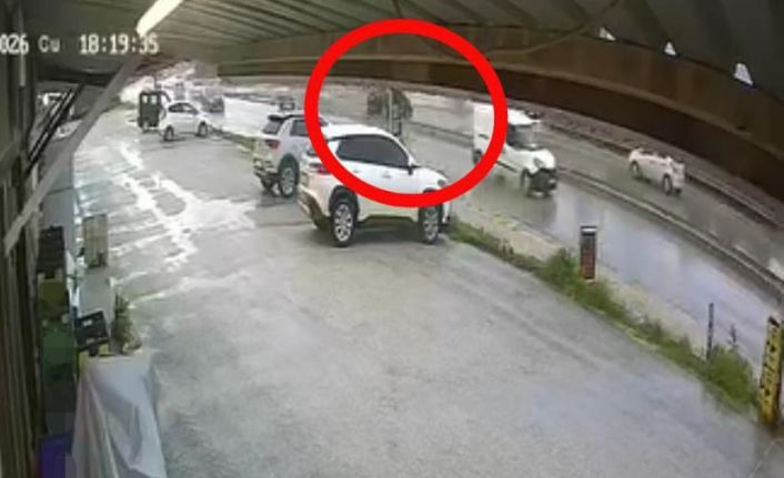 Sürücüsü markete gitti, el freni çekilmeyen otomobil ana yola çıktı