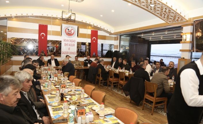Tatvan’da şehit ve gazi aileleri onuruna iftar programı düzenlendi