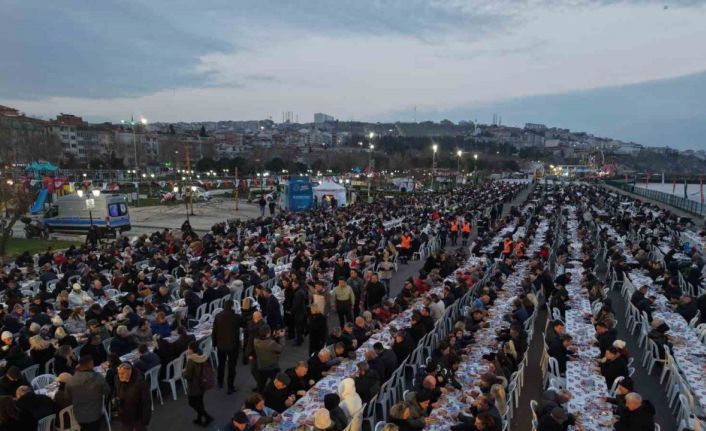 Tekirdağ’ın en büyük iftar sofrası: 8 bin kişi aynı anda orucunu açtı