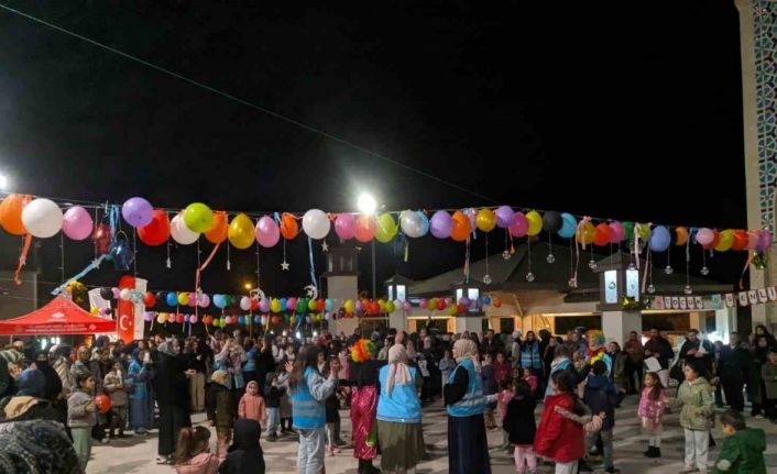 Teravih sonrası cami avlusunda çocuk şenliği düzenlendi