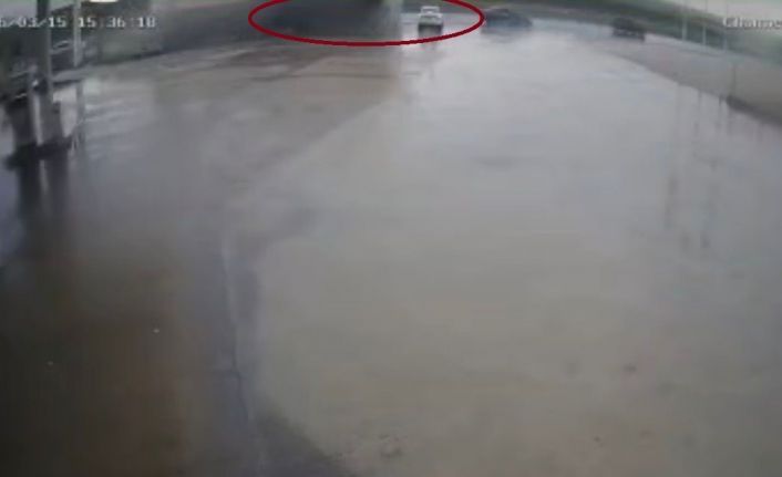 Tırın otomobilin üstüne devrildiği anlar kamerada