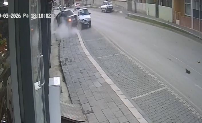 Tokat’ta otomobil markete girdi: 2 yaralı