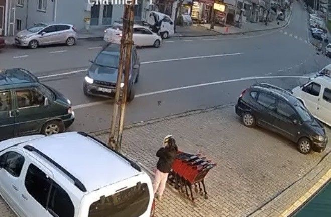 Trabzon’da otomobilin çarptığı genç kadın metrelerce savruldu... O anlar kamerada
