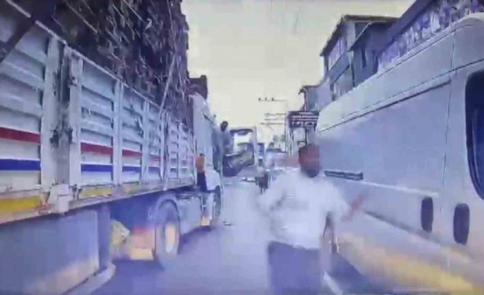 Trafikte dehşet: Tırdaki yolcu bıçakla saldırdı