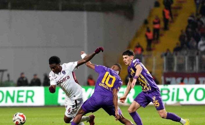Trendyol Süper Lig: Eyüpspor: 0 - Trabzonspor: 0 (İlk yarı)
