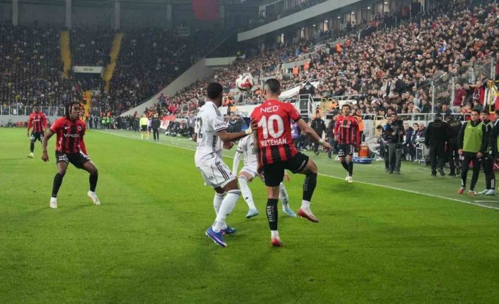 Trendyol Süper Lig: Gençlerbirliği: 0 - Beşiktaş: 0 (İlk yarı)