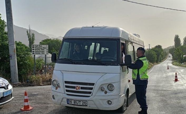 Uşak’ta polis ve jandarmadan okul çevreleri ve servislere sıkı denetim