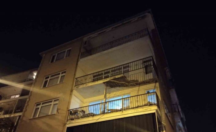 Üsküdar’da binanın balkonunda kısmi çökme meydana geldi