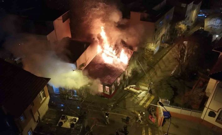 Üsküdar’da tarihi metruk binalarda yangın