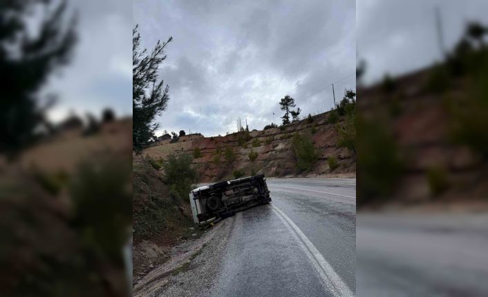 Yağmur sonrası kayganlaşan yolda pikap yan yattı