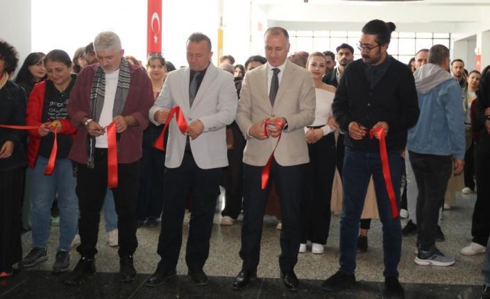 Akademisyenlerin yaptığı eserler sanatseverlerle buluştu