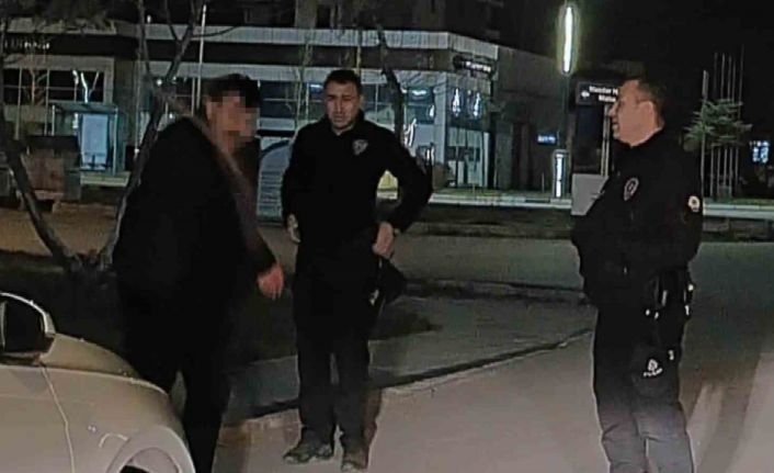 Aksaray polisinin elinde keser olan adamla imtihanı kamerada