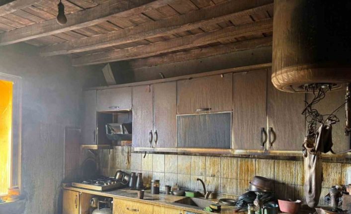 Alevlere teslim olan ev kullanılmaz hale geldi