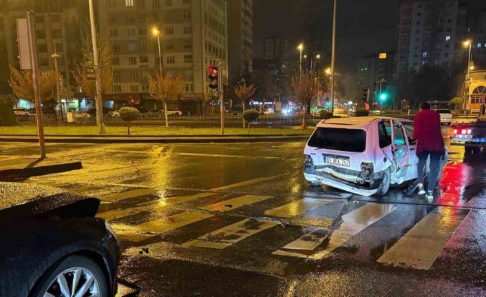 Alkollü sürücü kırmızı ışıkta bekleyen otomobile çarptı: 1 yaralı