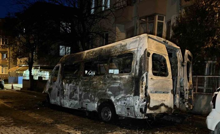 Avcılar’da park halindeki servis aracı alev alev yandı