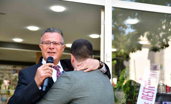 Baba-oğul açılışta gözyaşlarını tutamadı