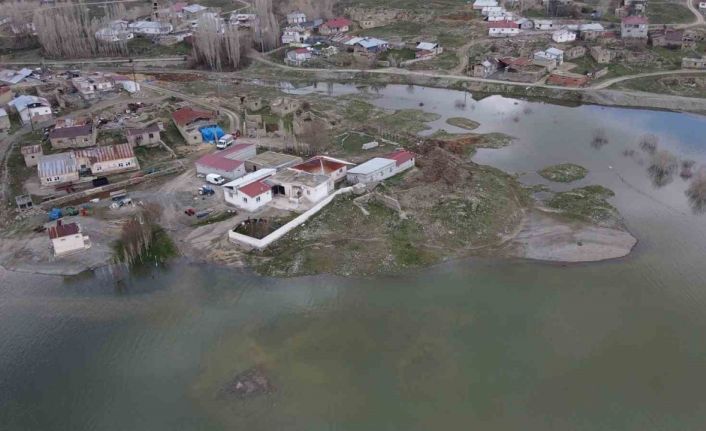 Baraj suları taştı, evler gölün ortasında kaldı