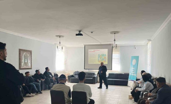 Bayburt’ta huzurevi sakinlerine akılcı ilaç kullanımı anlatıldı