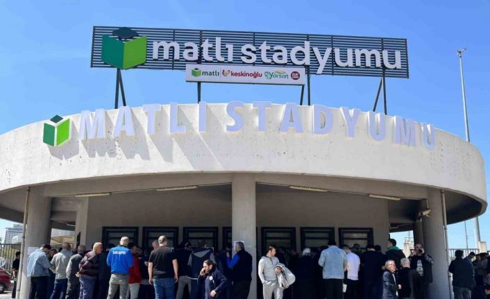 Bursaspor kombinelerine büyük ilgi, taraftar saatlerce kuyrukta bekledi