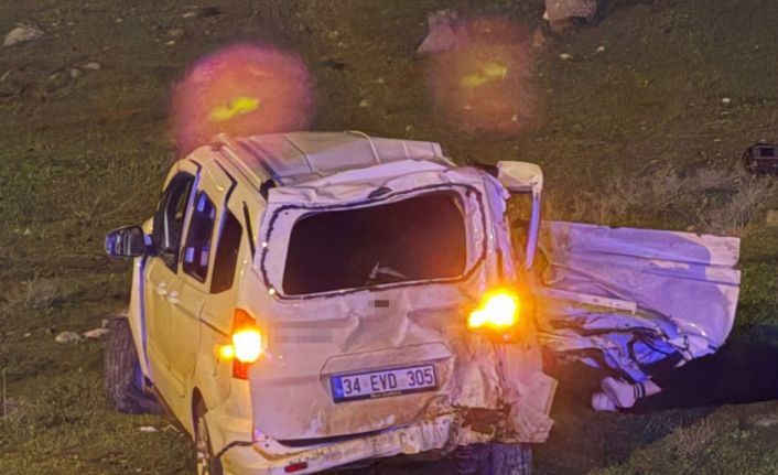 Cizre’de hafif ticari araç şarampole yuvarlandı: 1 ölü, 1 ağır yaralı