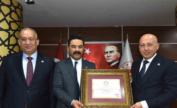 Doğu Anadolu İhracatçılar Birliği Başkanı Ömer Madırlı, mazbatasını aldı